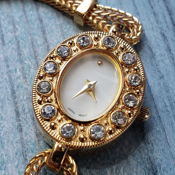 Avon Analog watch. - Picture 12 of 15